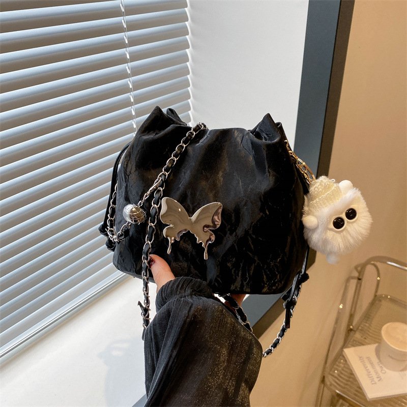 Super popular niche bag, women's trendy versatile chain crossbody bag, exquisite drawstring drawstring bucket bag