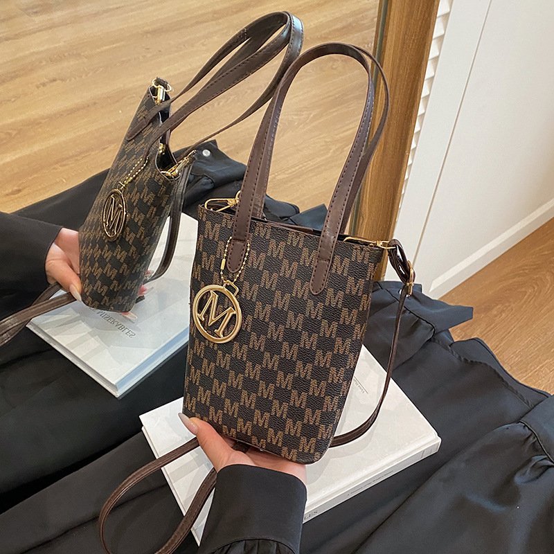 Simple texture, fashionable temperament letter handbag, autumn style one-shoulder cross-body casual small square bag