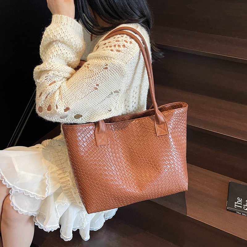 Indented large-capacity retro casual solid color texture one-shoulder handbag for women