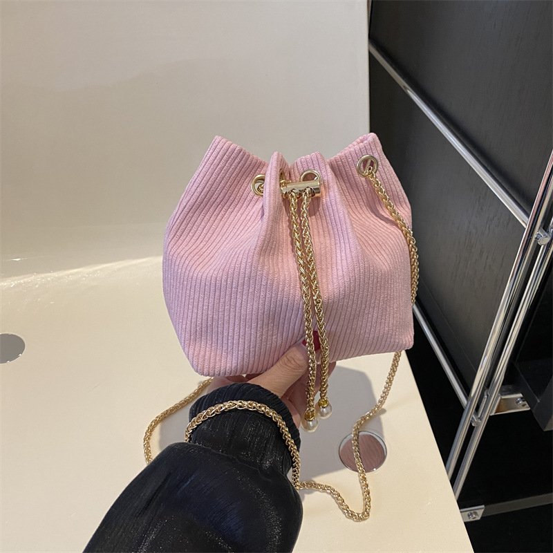 Personalized and fashionable trendy small bag with chain for women quarter bucket bag