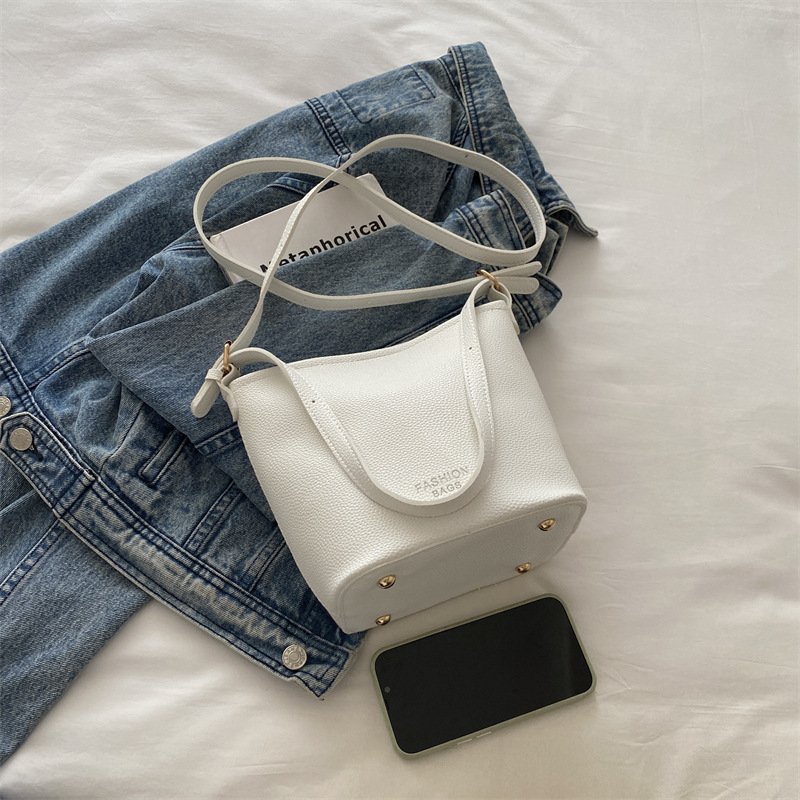 Today's popular bags for women are fashionable, high-end, stylish, single-shoulder crossbody bags, casual and versatile bucket bags