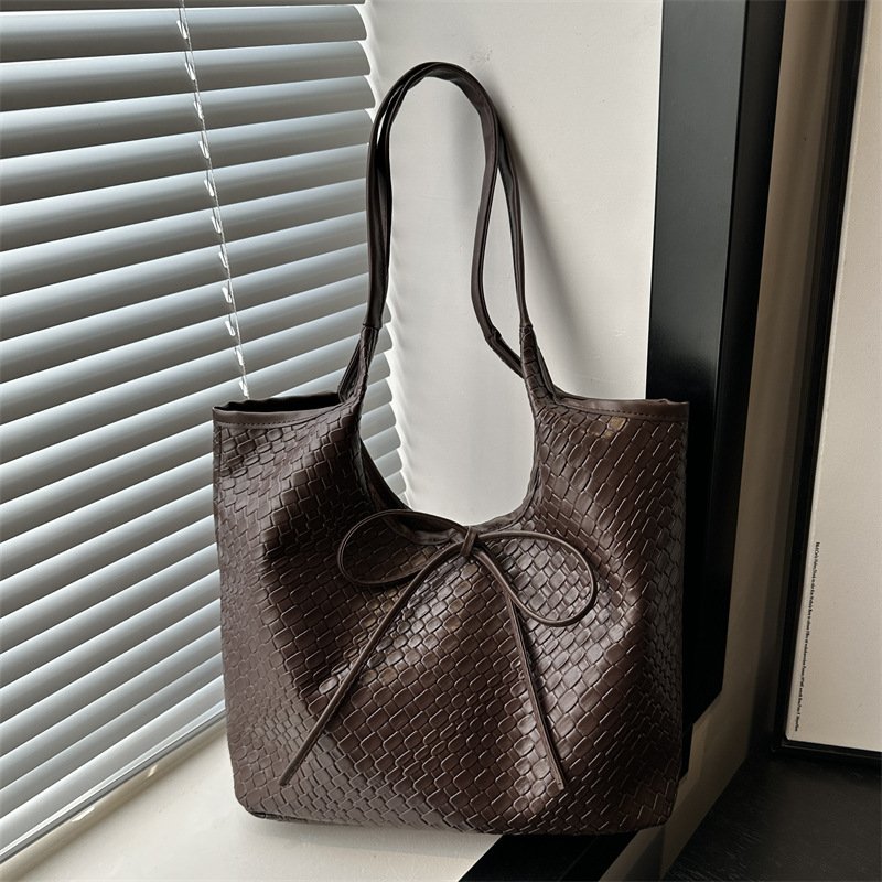 Hand-carrying large-capacity tote bag, simple casual armpit bag, trendy and fashionable woven women's bag