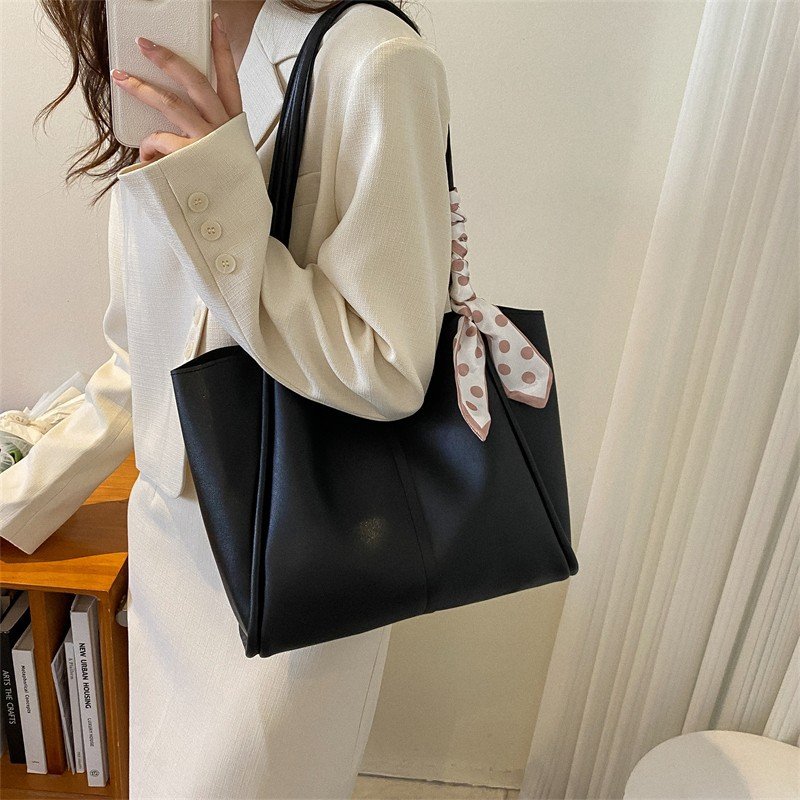 Versatile for commuting, exquisite armpit shoulder bag, large capacity, fashionable and high-end style, western style tote bag, mother bag