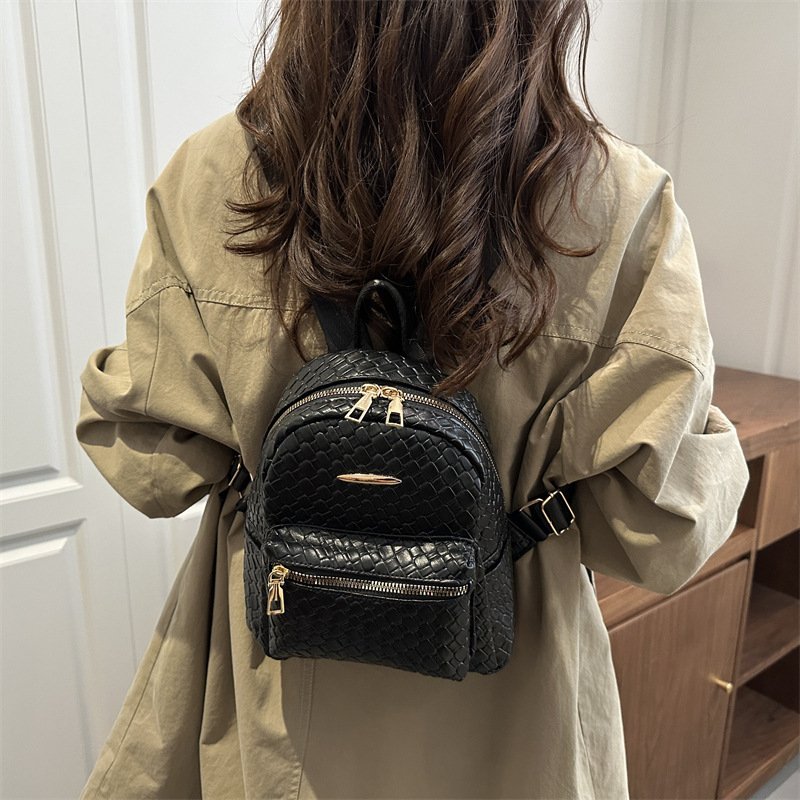 Small fresh backpack for women, niche fashion, versatile trendy backpack, large capacity, good-looking outing bag