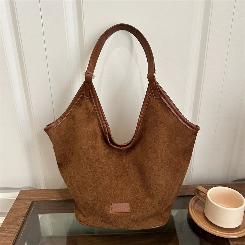 Fashionable armpit bag for women in winter, large capacity, lazy style, retro literary shoulder bag, commuter tote bag