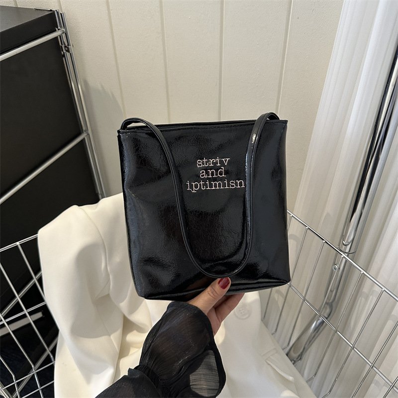 Large-capacity fashionable casual bag, soft leather, stylish shoulder bag, bucket bag, ladies commuting bag