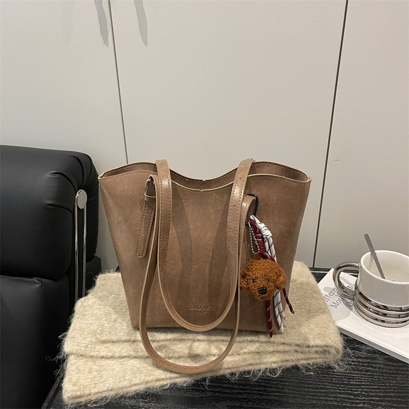 Commuting shoulder bag women's winter trendy retro fashion large capacity tote bag Maillard armpit bag