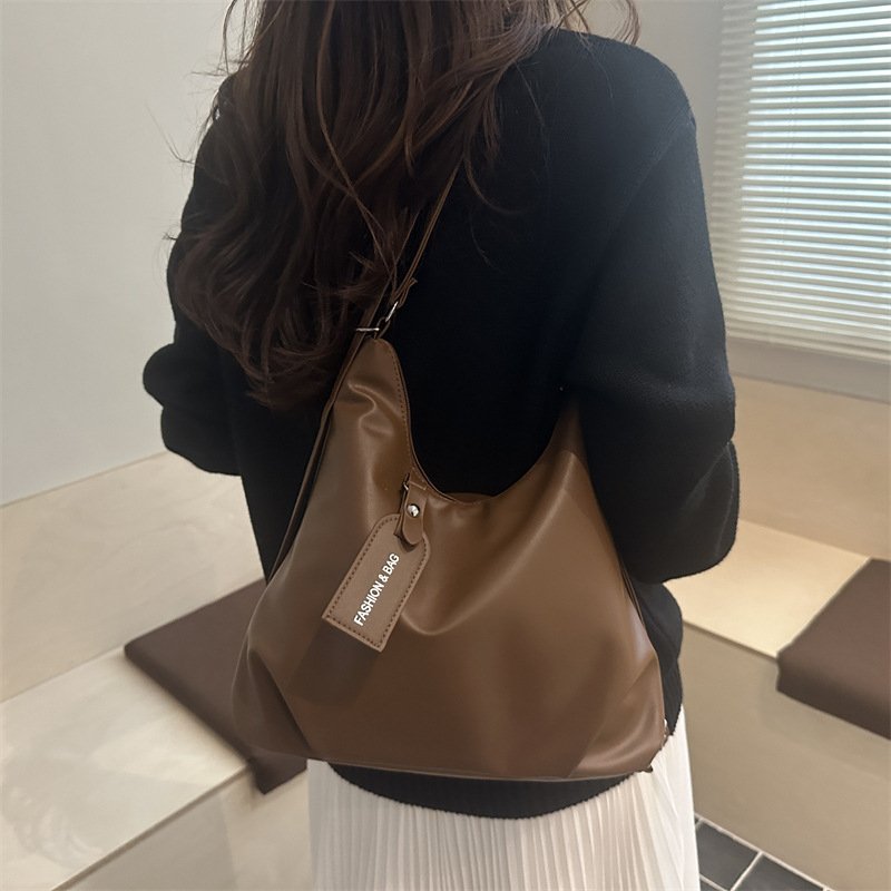 Relaxed soft leather armpit bag for women, fashionable commuter shoulder crossbody bag, lazy style tote bag